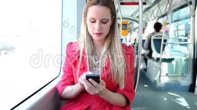 年轻的金发女子骑着电车，在手机、手机、手机上打字